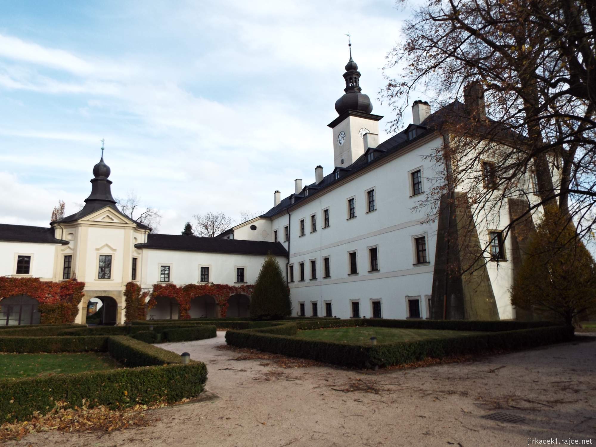 Letohrad - zámek 17 - nádvoří a křídlo zámku s hodinovou věží