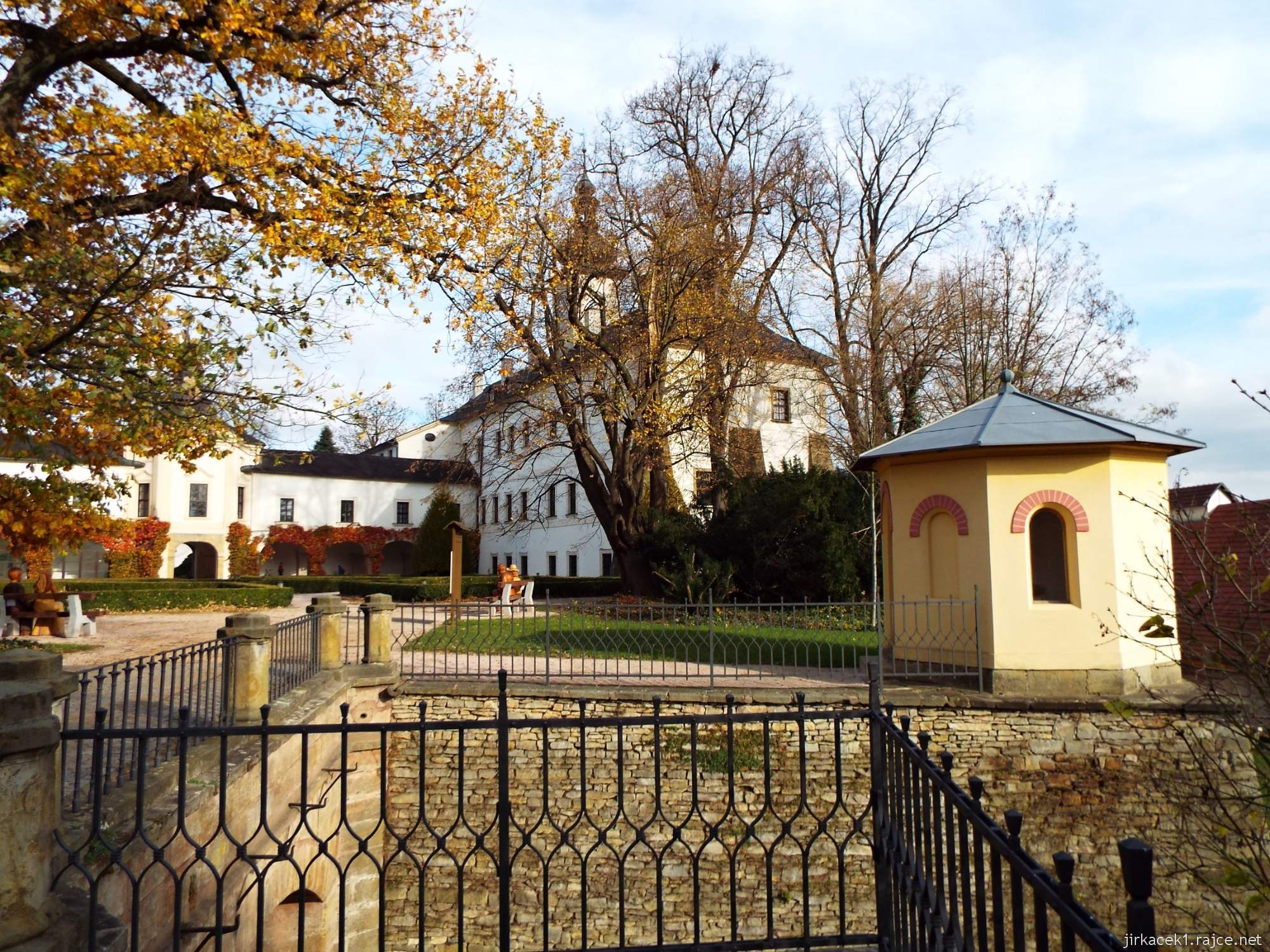 Letohrad - zámek 22 - pohled na zámek z okraje parku u mostu