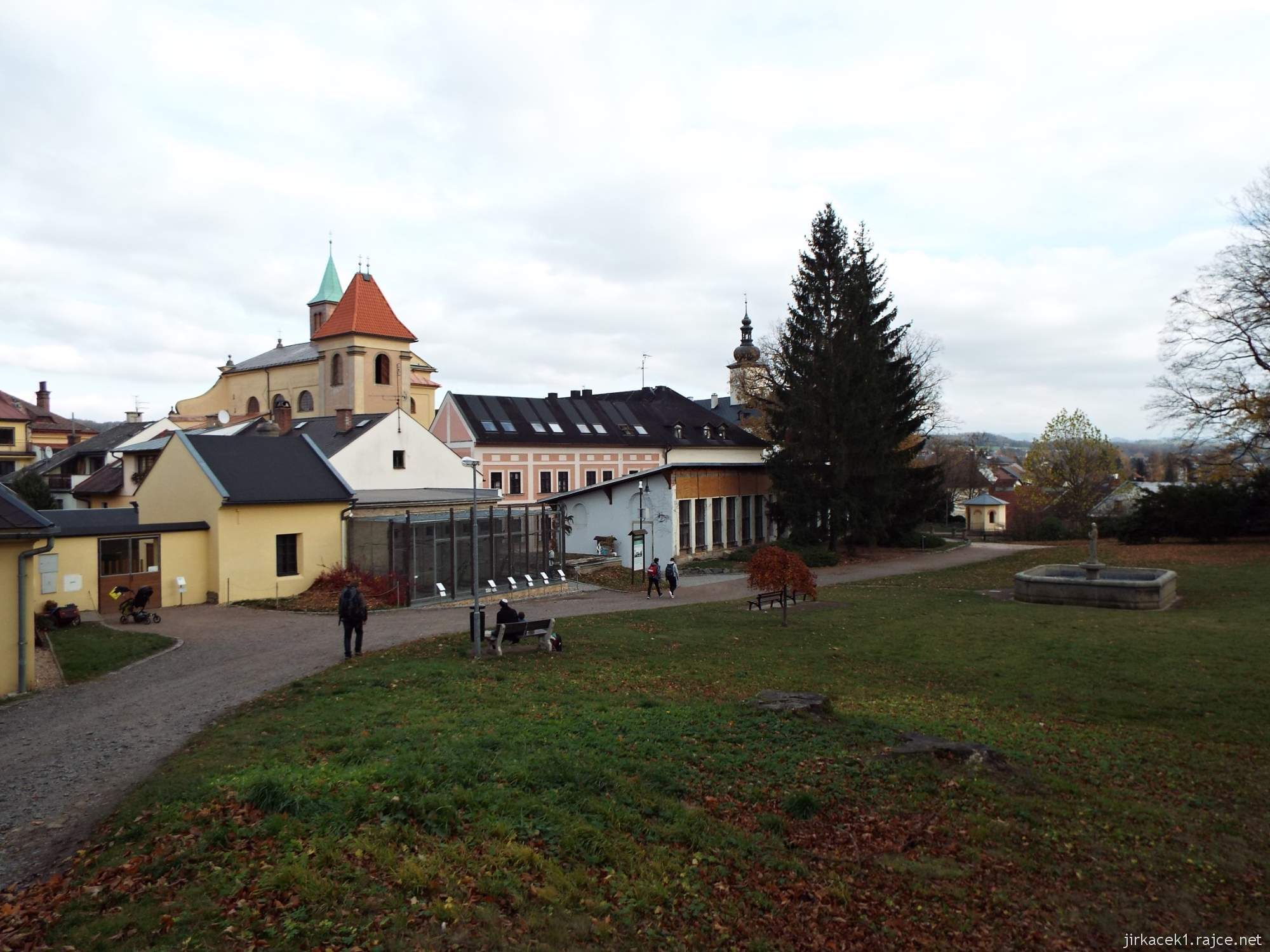 Letohrad - zámek 31 - zámecký park - pohled z parku na zámek a kostel sv. Václava