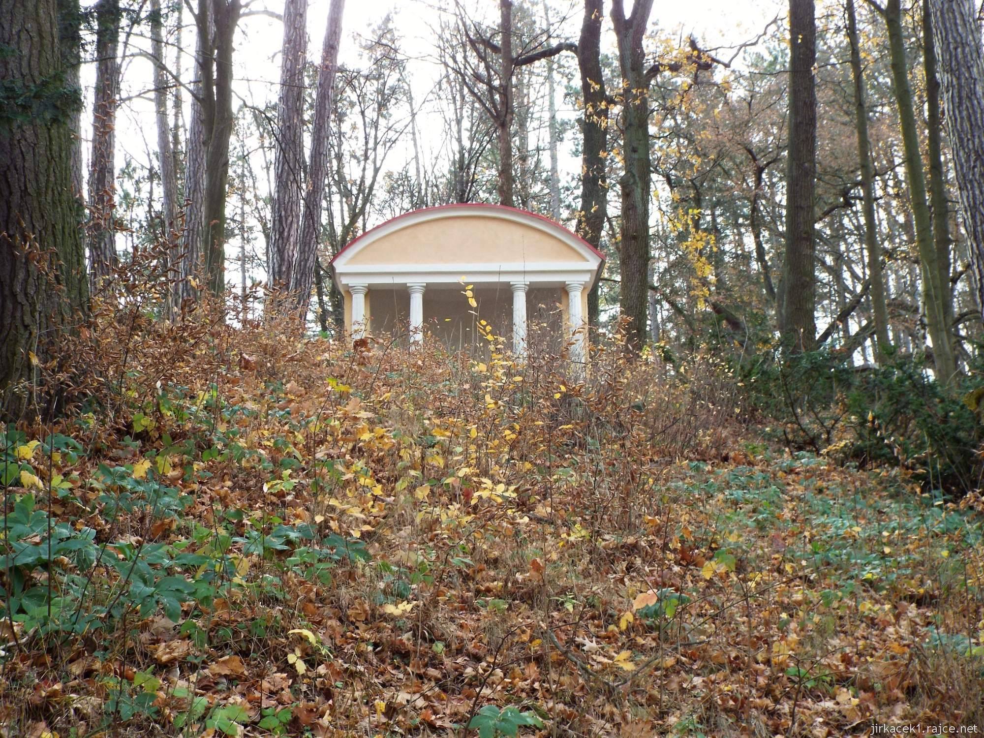 Letohrad - zámek 38 - zámecký park - empírový pavilon v horním rohu parku