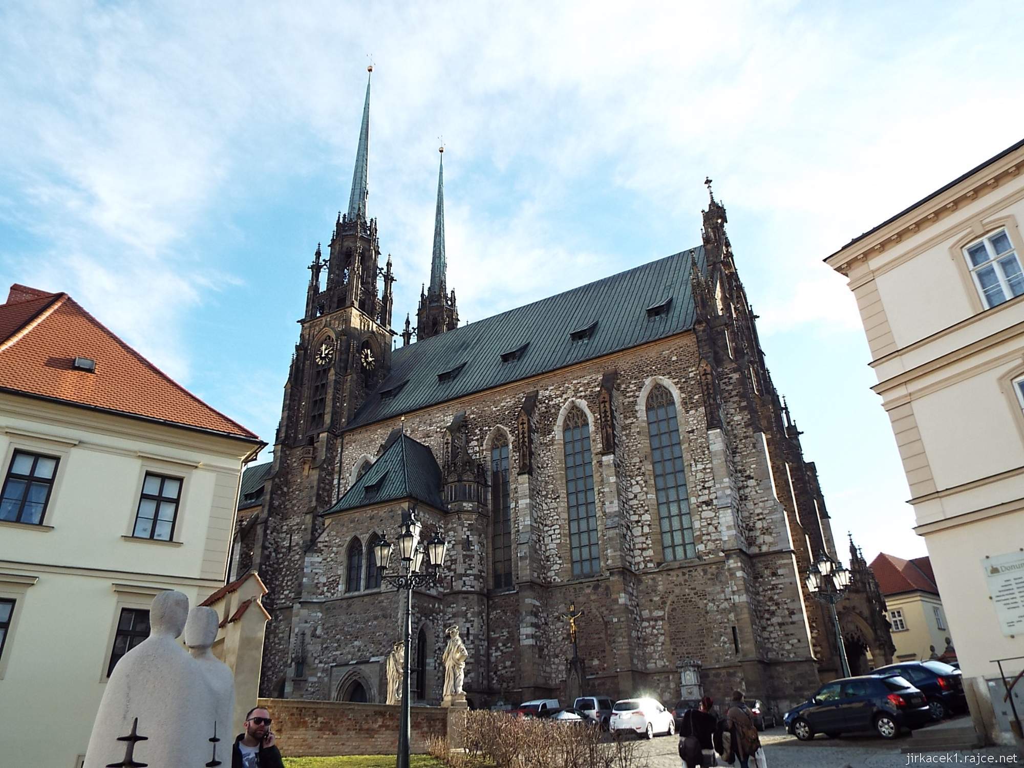 Brno - Katedrála sv. Petra a Pavla 04 - sousoší sv. Cyrila a Metoděje