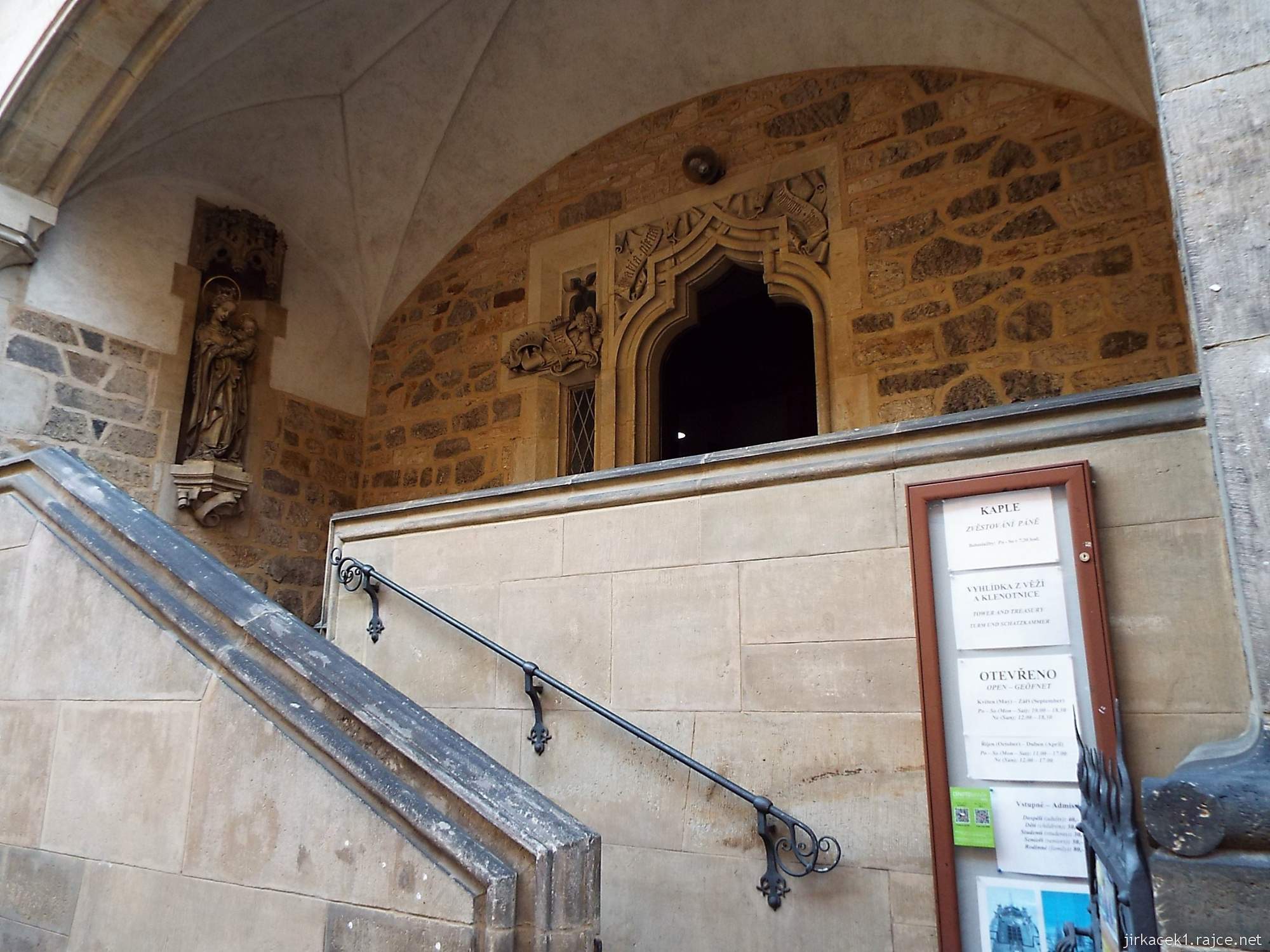 Brno - Katedrála sv. Petra a Pavla 18 - vchod na schodiště ke věžím