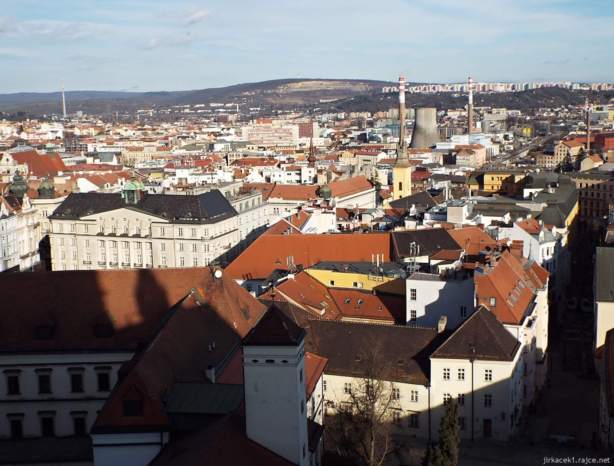 Brno - Katedrála sv. Petra a Pavla 30 - výhled z balkonku na Brno a vysílač Hády