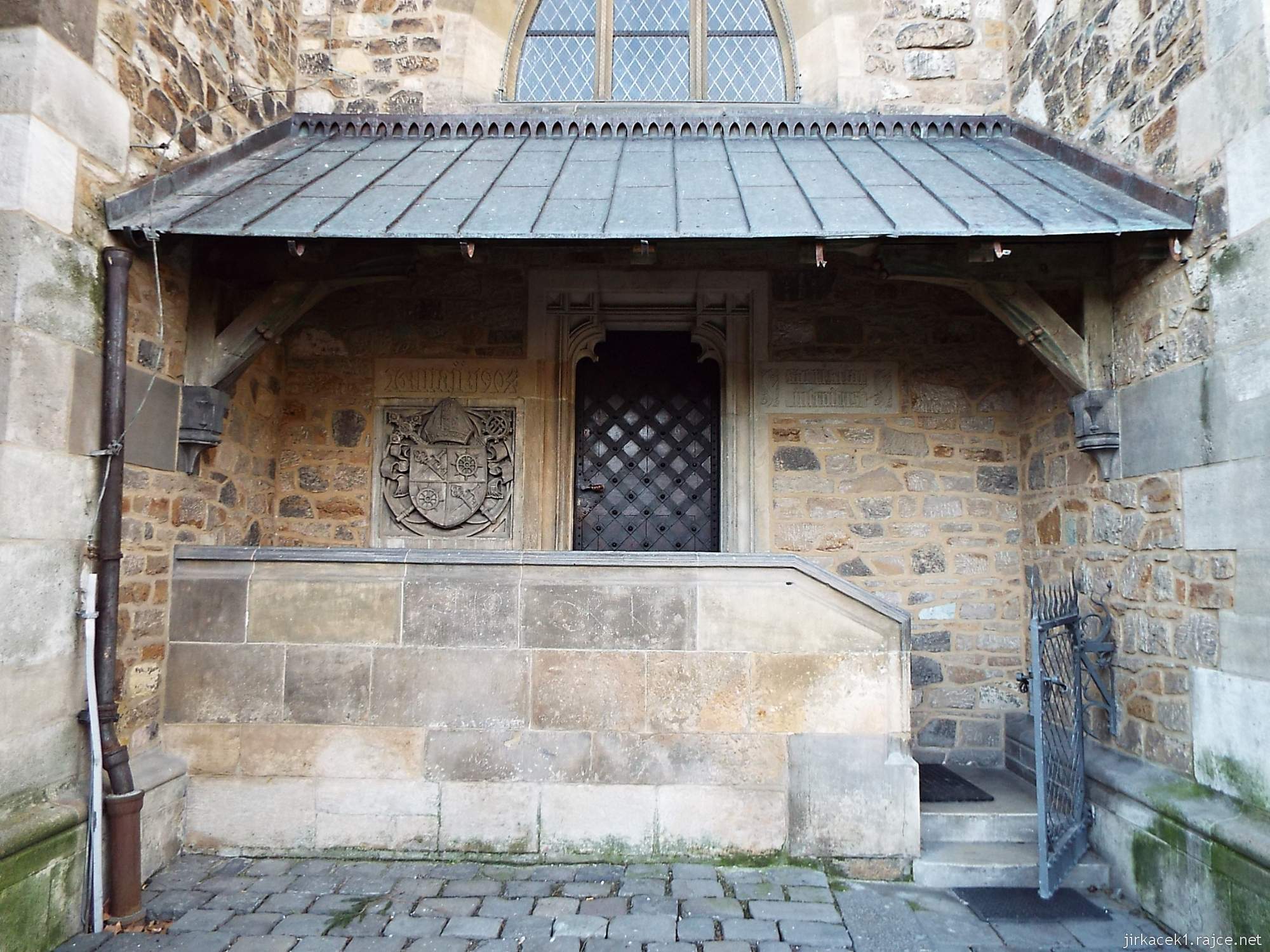 Brno - Katedrála sv. Petra a Pavla 39 - boční vchod