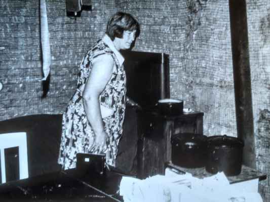 babička Havelková (nikdy jsem o ní nemluvila jako o tchyni) už sice nežije, ale dožila se skoro devadesátky  (89 r) a ráda na ni vzpomínám,  vaří v improvizované kuchyni , stěny pobité rabičákem