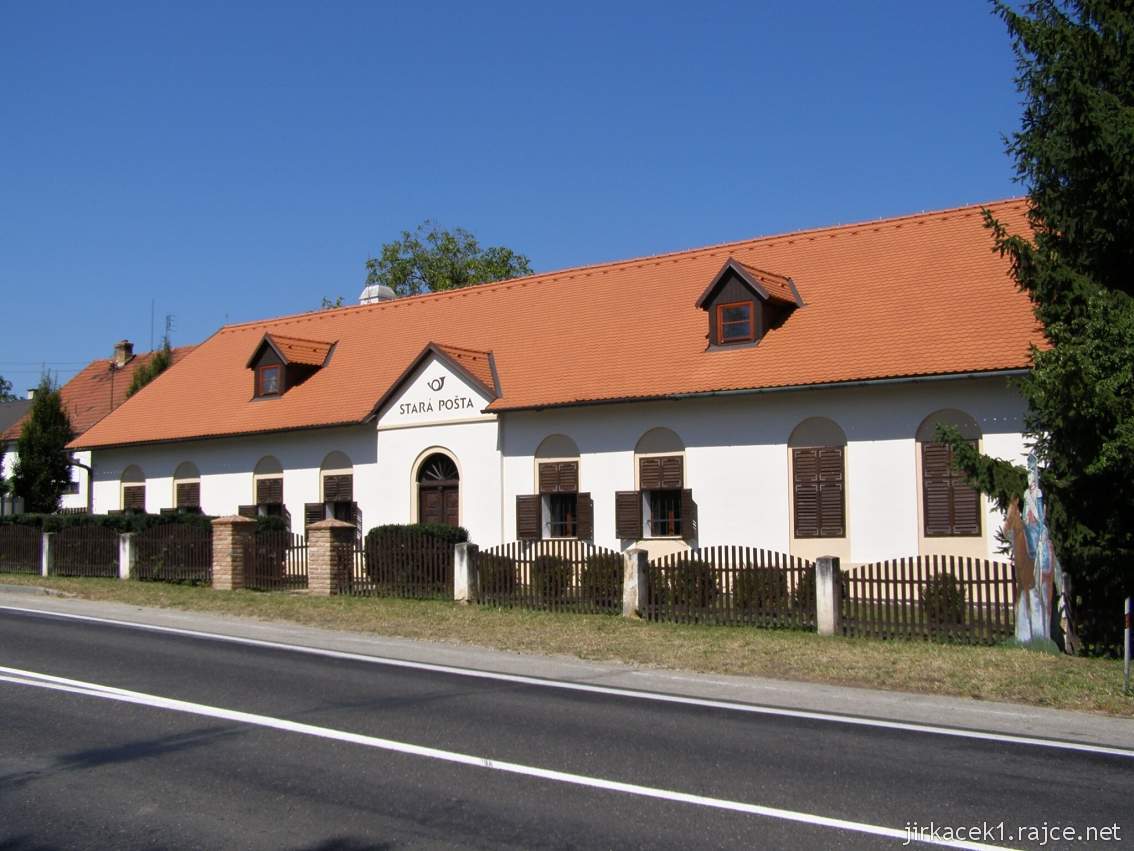 Kovalovice - Stará pozořická pošta či Stará kovalovická pošta - pohled od parkoviště