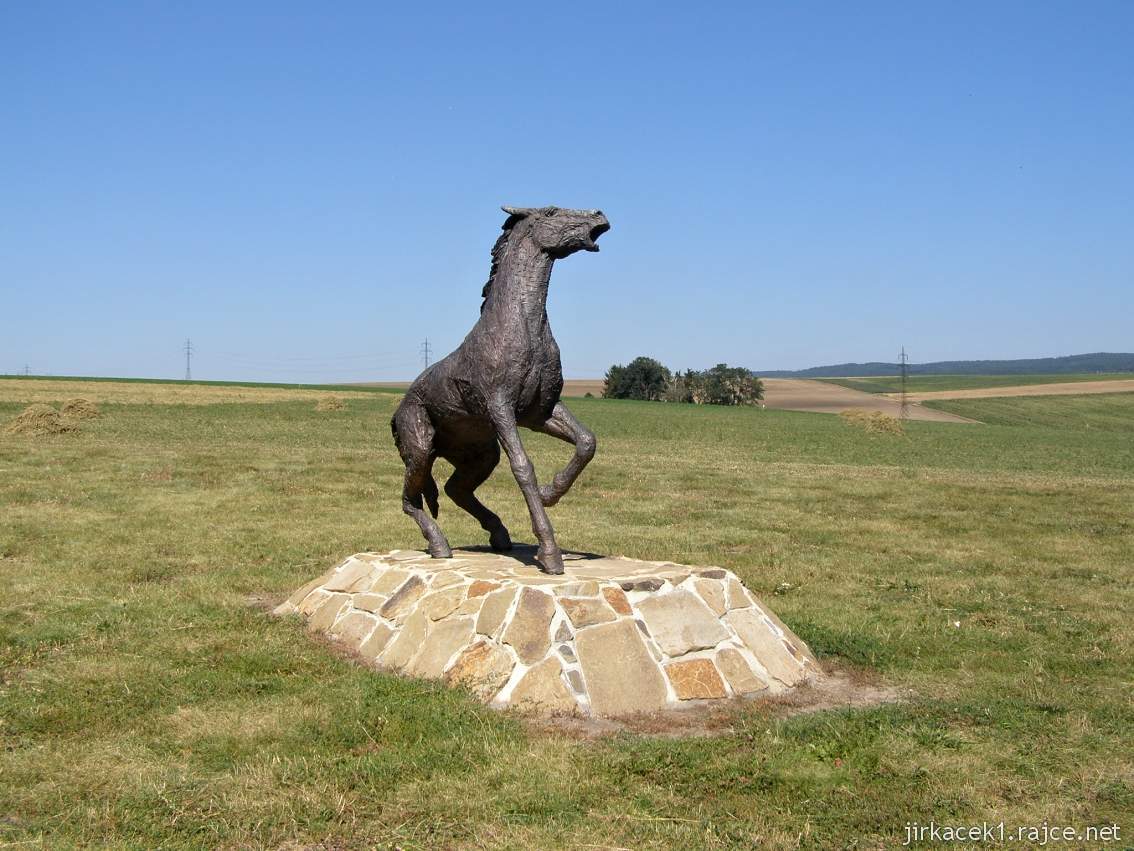 Kovalovice - Stará pozořická pošta či Stará kovalovická pošta - socha koně u koníren