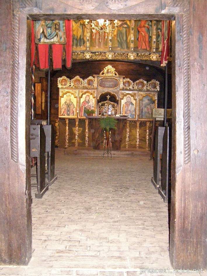 Dobříkov - dřevěný kostel Všech svatých - interiér - pohled do interiéru přes dveře
