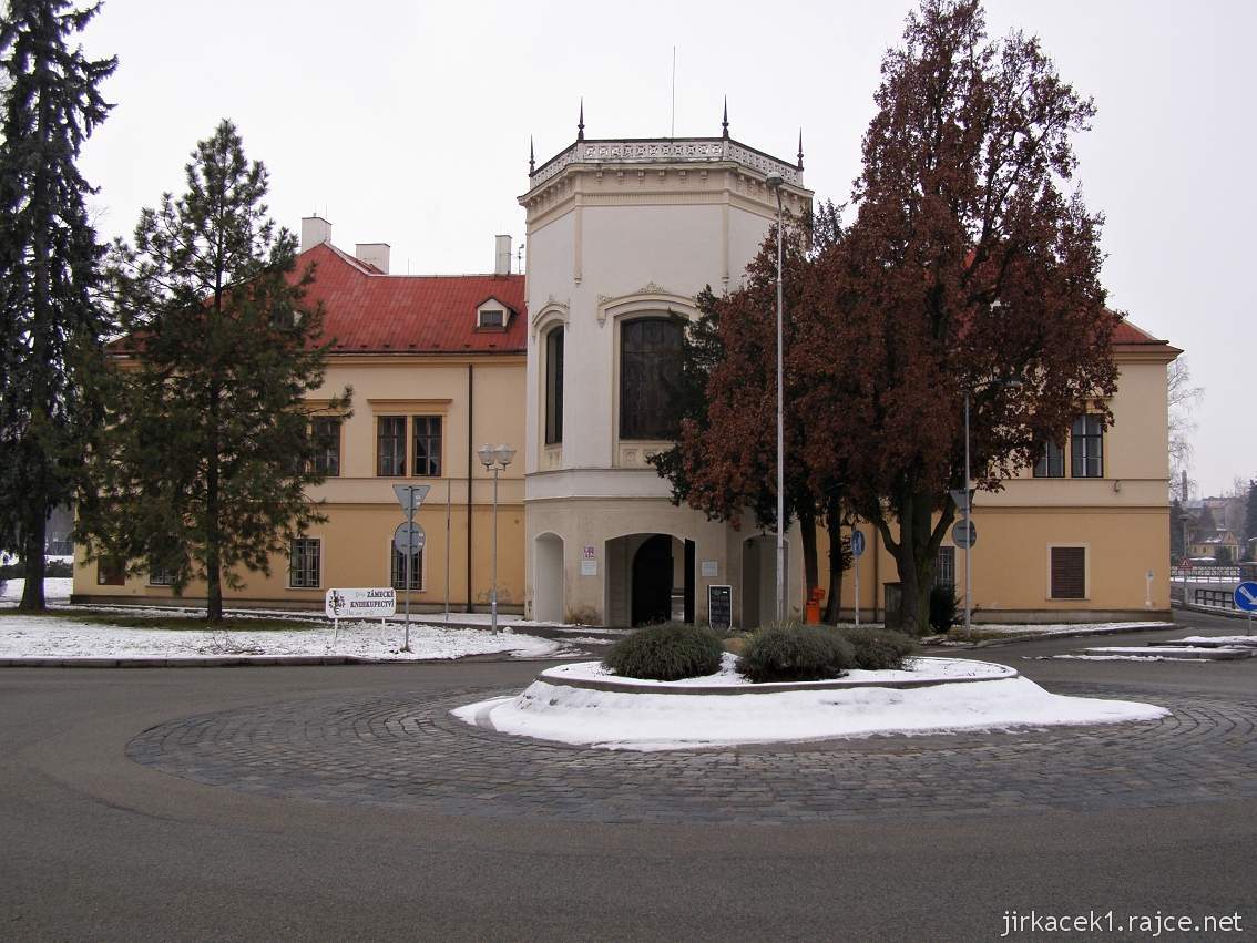 Choceň - zámek a Orlické muzeum - čelní pohled a zámecká kaple