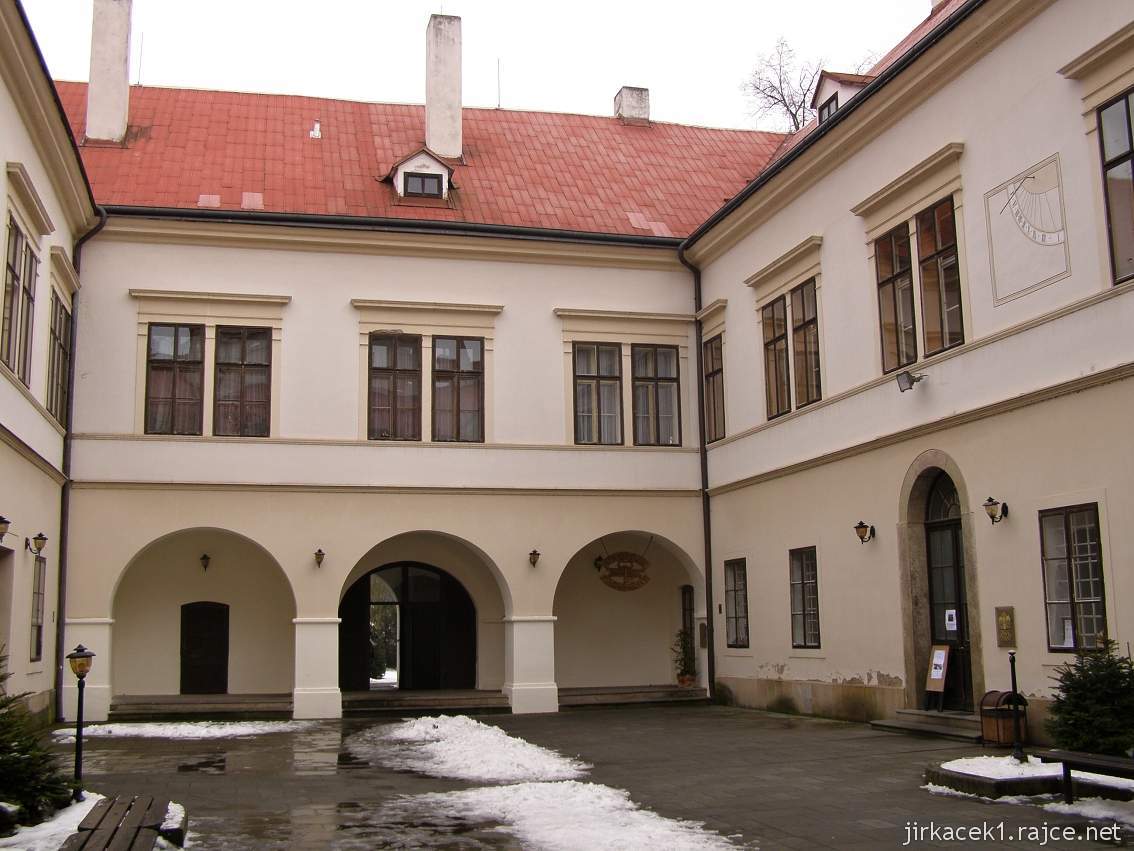 Choceň - zámek a Orlické muzeum - nádvoří