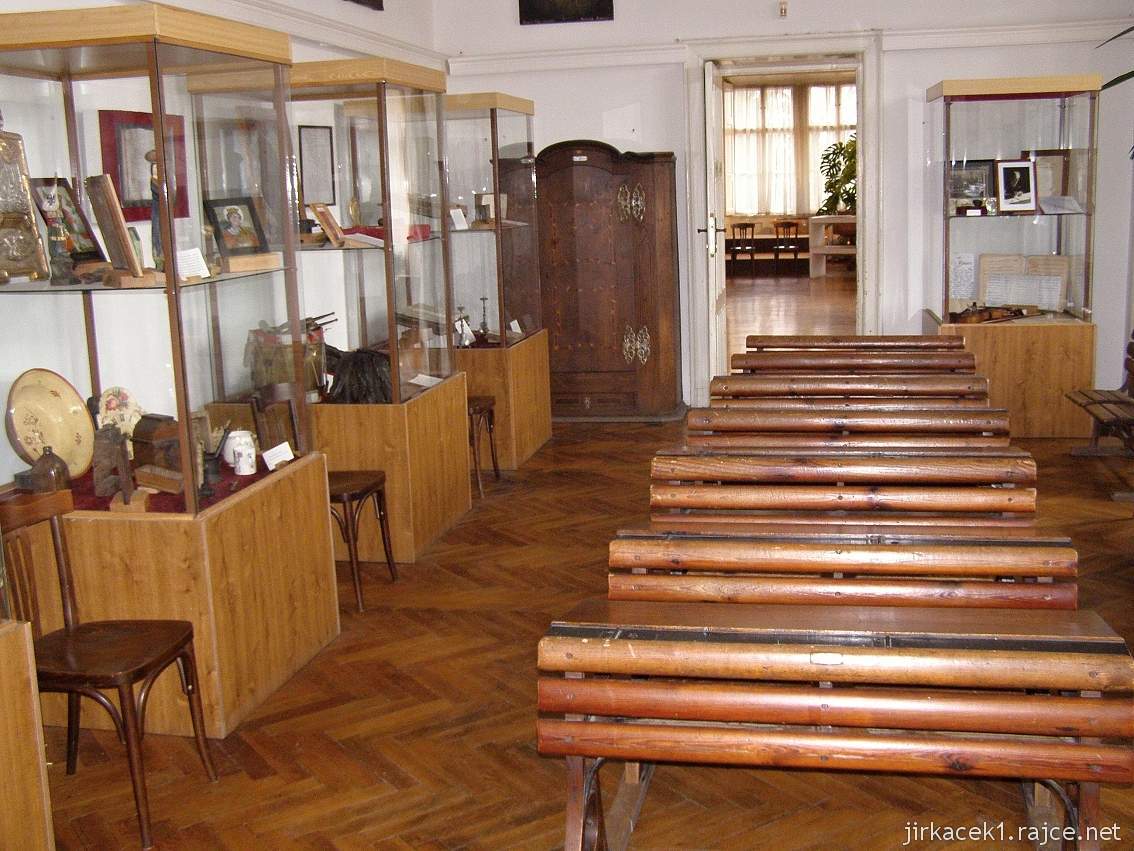 Choceň - zámek - Orlické muzeum - stará školní třída a vitríny