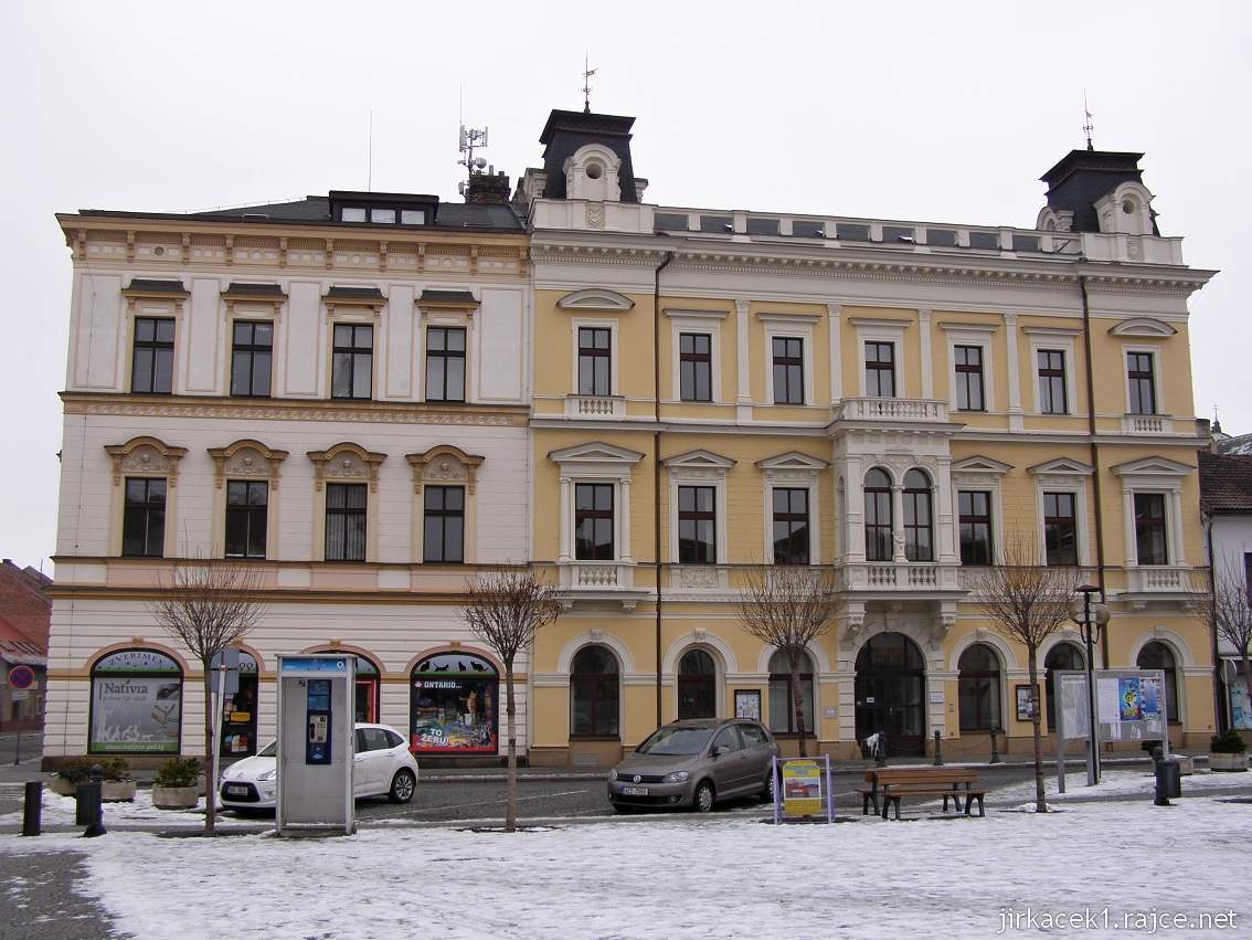 Choceň - Tyršovo náměstí - budova obchodní akademie