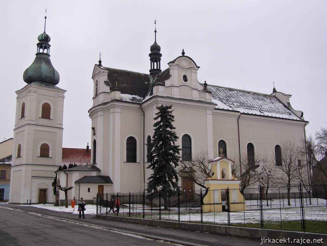 Choceň - kostel sv. Františka Serafínského a zvonice - celkový pohled