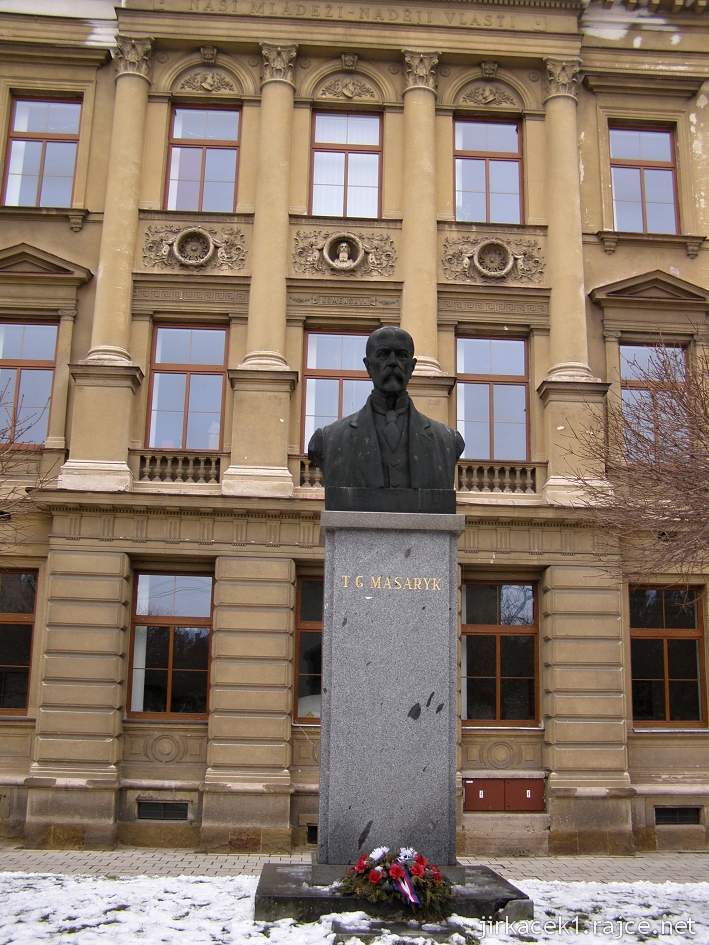 Choceň - stará škola - busta T.G. Masaryka před školou