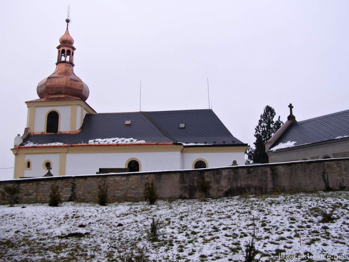 Běstovice - kostel Všech svatých - boční pohled a ohradní zeď