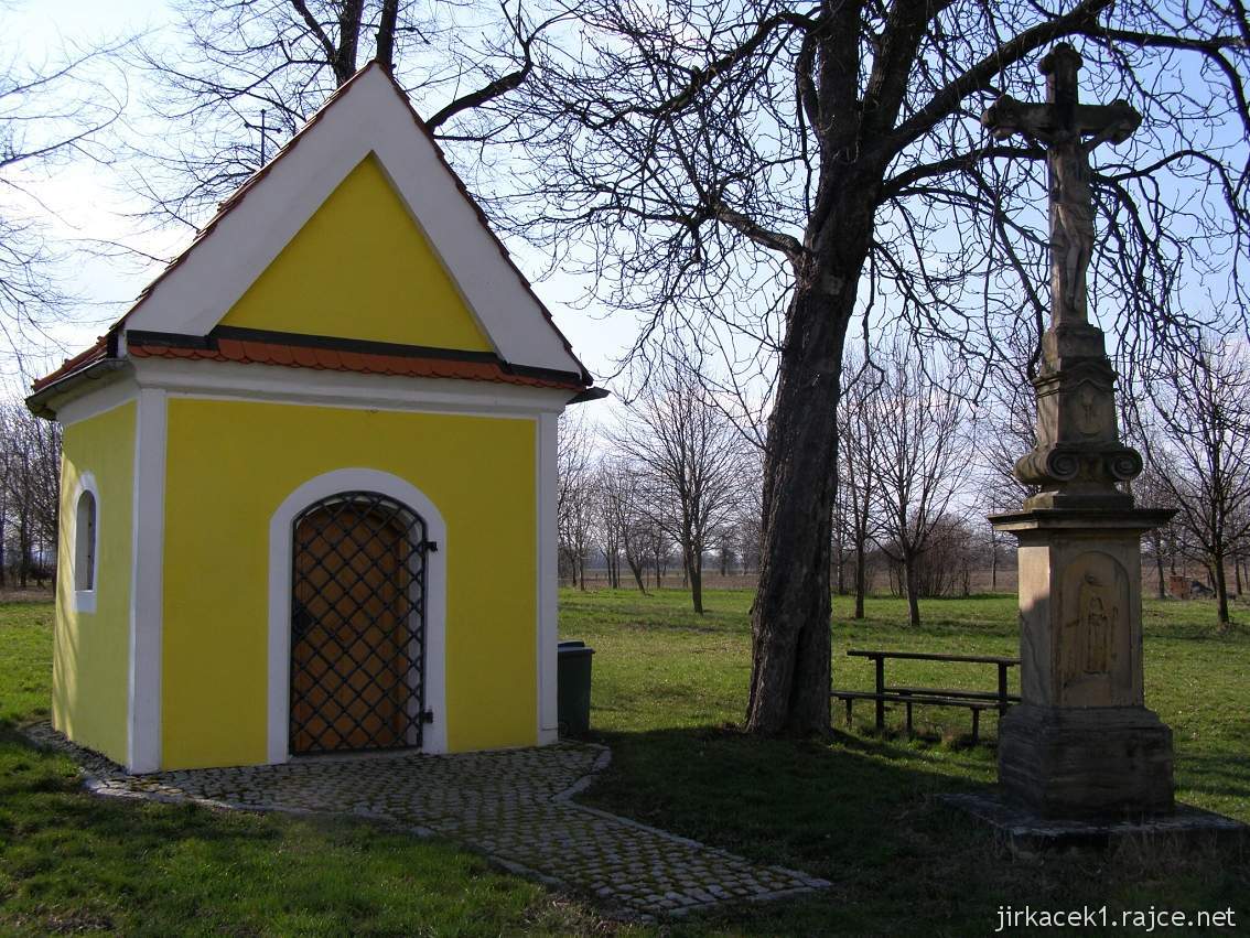 Štarnov - kaple Panny Marie Bolestné a kříž s Kristem