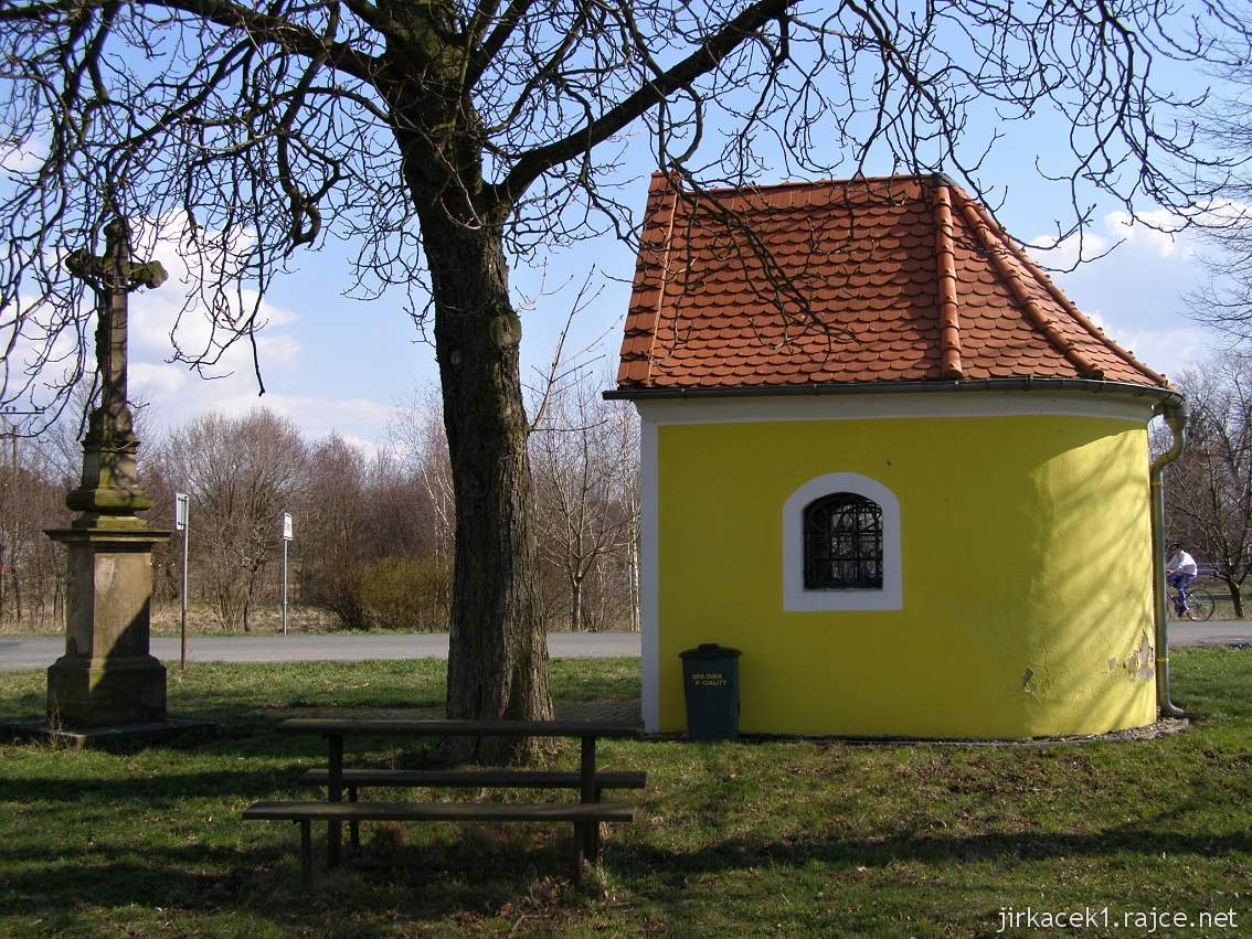 Štarnov - kaple Panny Marie Bolestné a kříž s Kristem