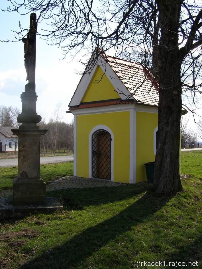 Štarnov - kaple Panny Marie Bolestné a kříž s Kristem