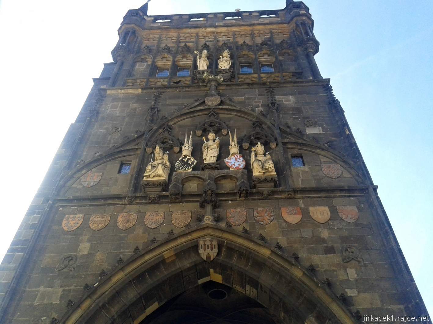 Praha - Staroměstská mostecká věž - gotické sochy a erby