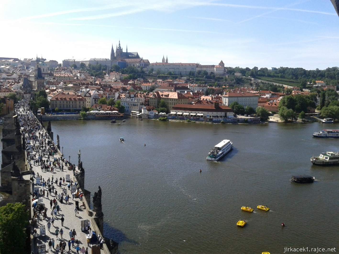 Praha - Staroměstská mostecká věž - výhled z věže na Karlův most a Pražský hrad