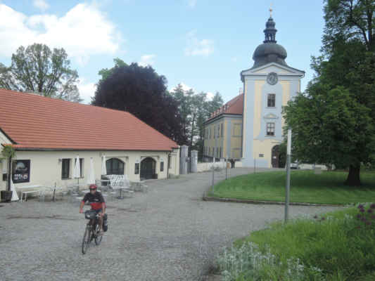 Původně gotická tvrz roku 1550 přestavěna Mikulášem Hrtanem z Harasova na renesanční zámek. V 18.století zámek dostal klasicistní podobu.