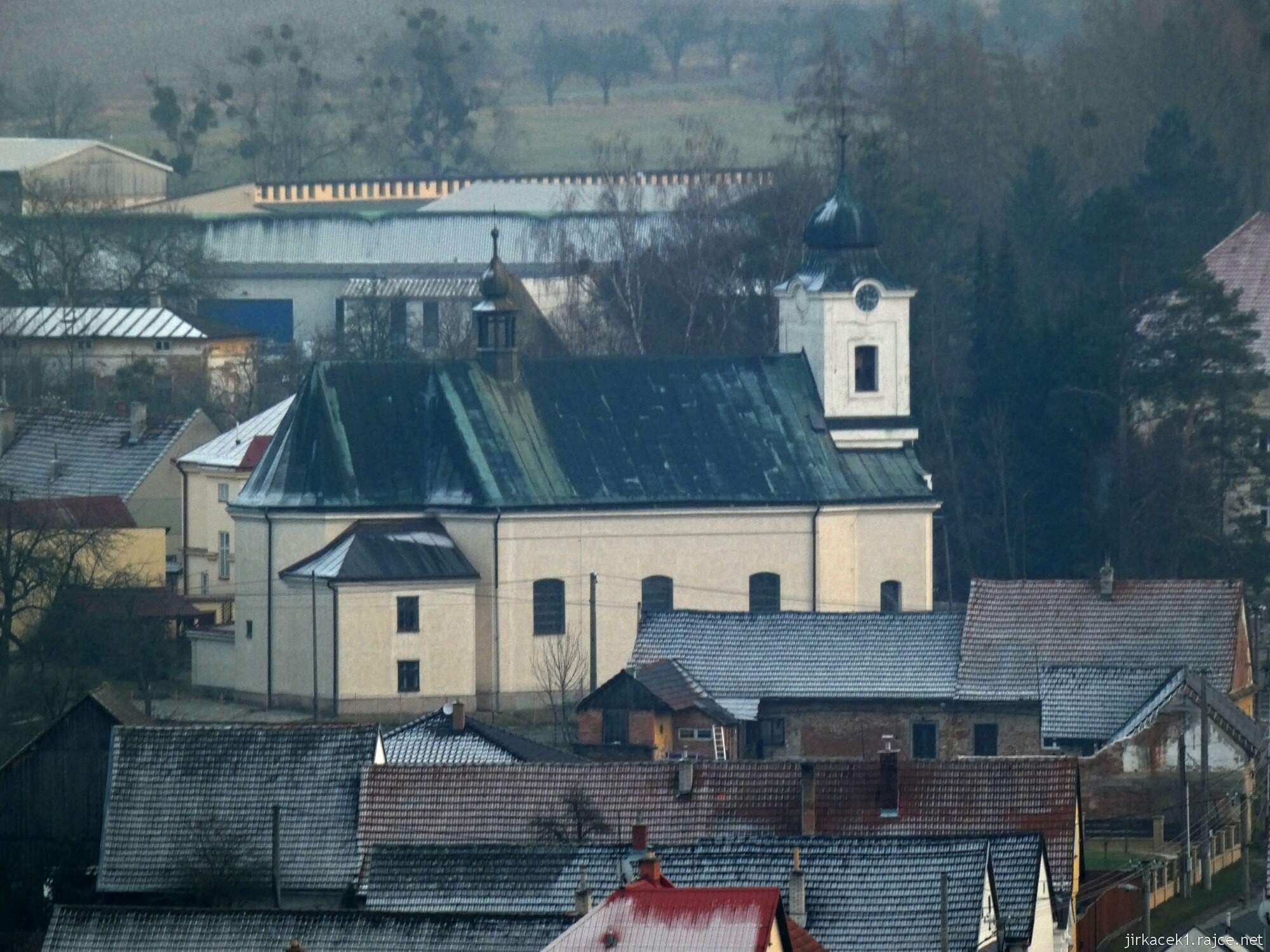 Choryně - kostel sv. Barbory 13 - pohled od kopce Choryňská stráž