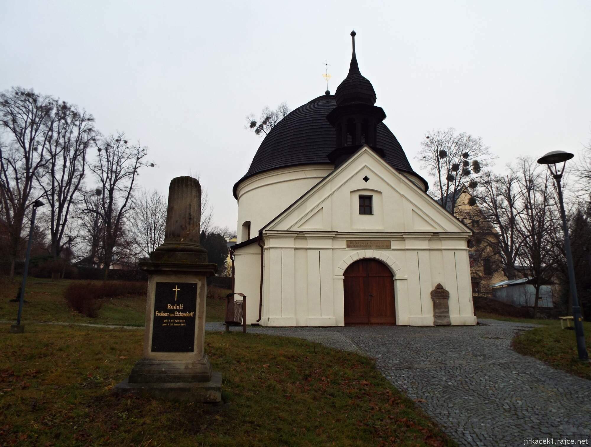 B - Fulnek - kaple sv. Rocha a Šebestiána 06 - čelní pohled a náhrobek