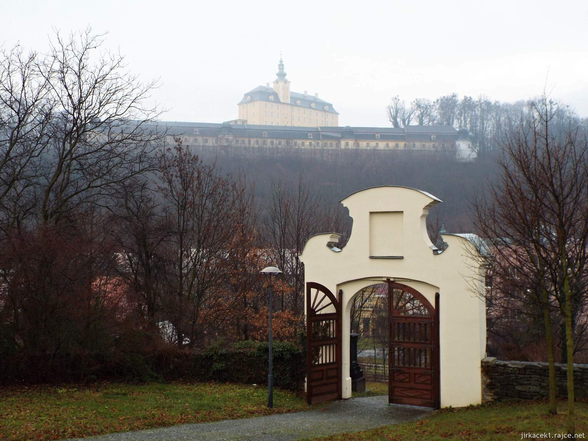 B - Fulnek - kaple sv. Rocha a Šebestiána 11 - vstupní brána a zámek nad městem