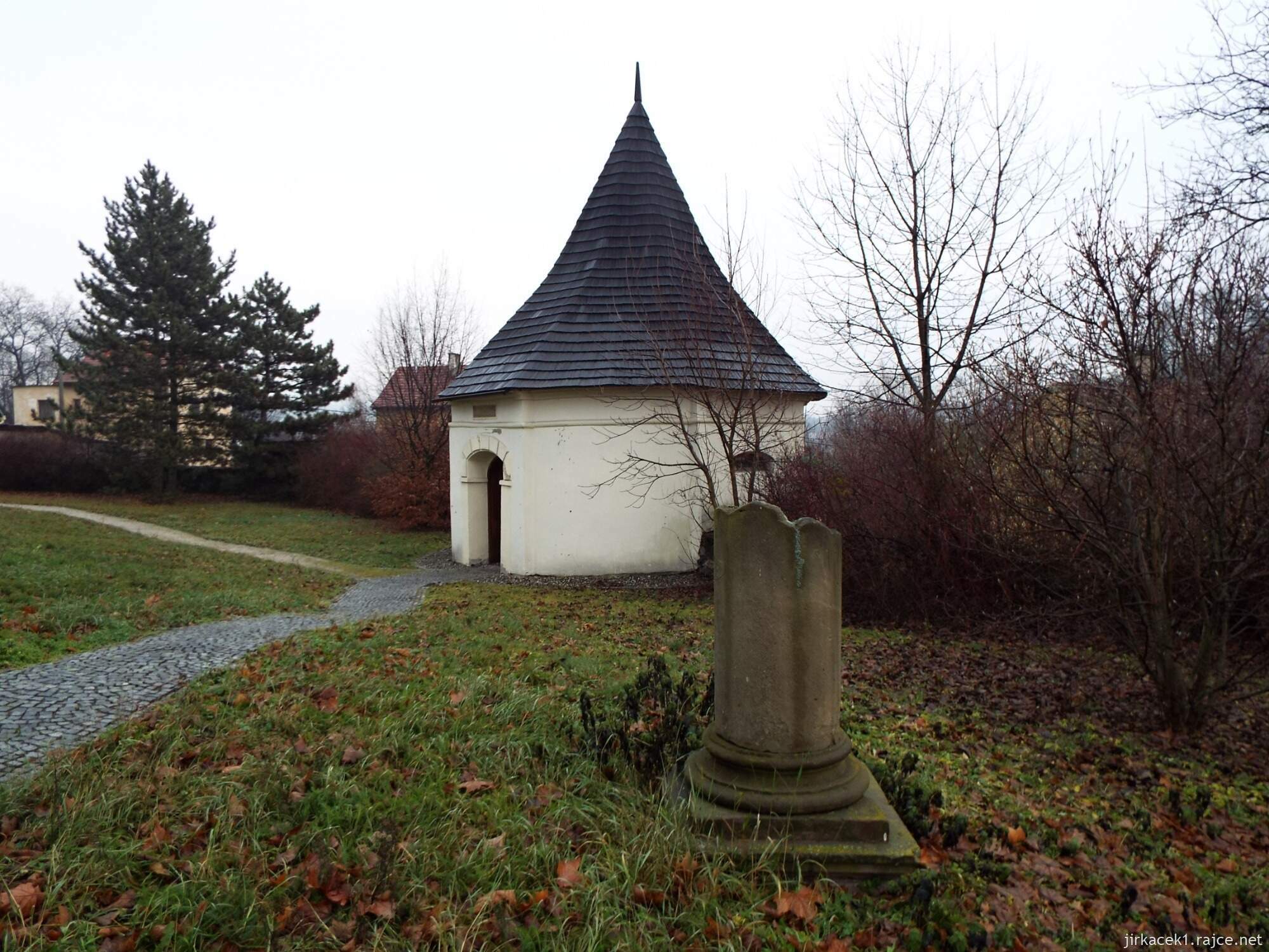 B - Fulnek - kaple sv. Rocha a Šebestiána 17 - bývalá kostnice a kaple Panny Marie v ohradní zdi
