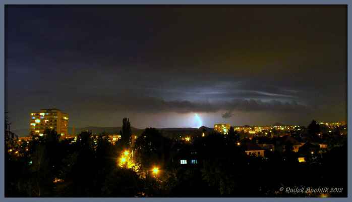 Příchod noční bouřky se shelf cloudem