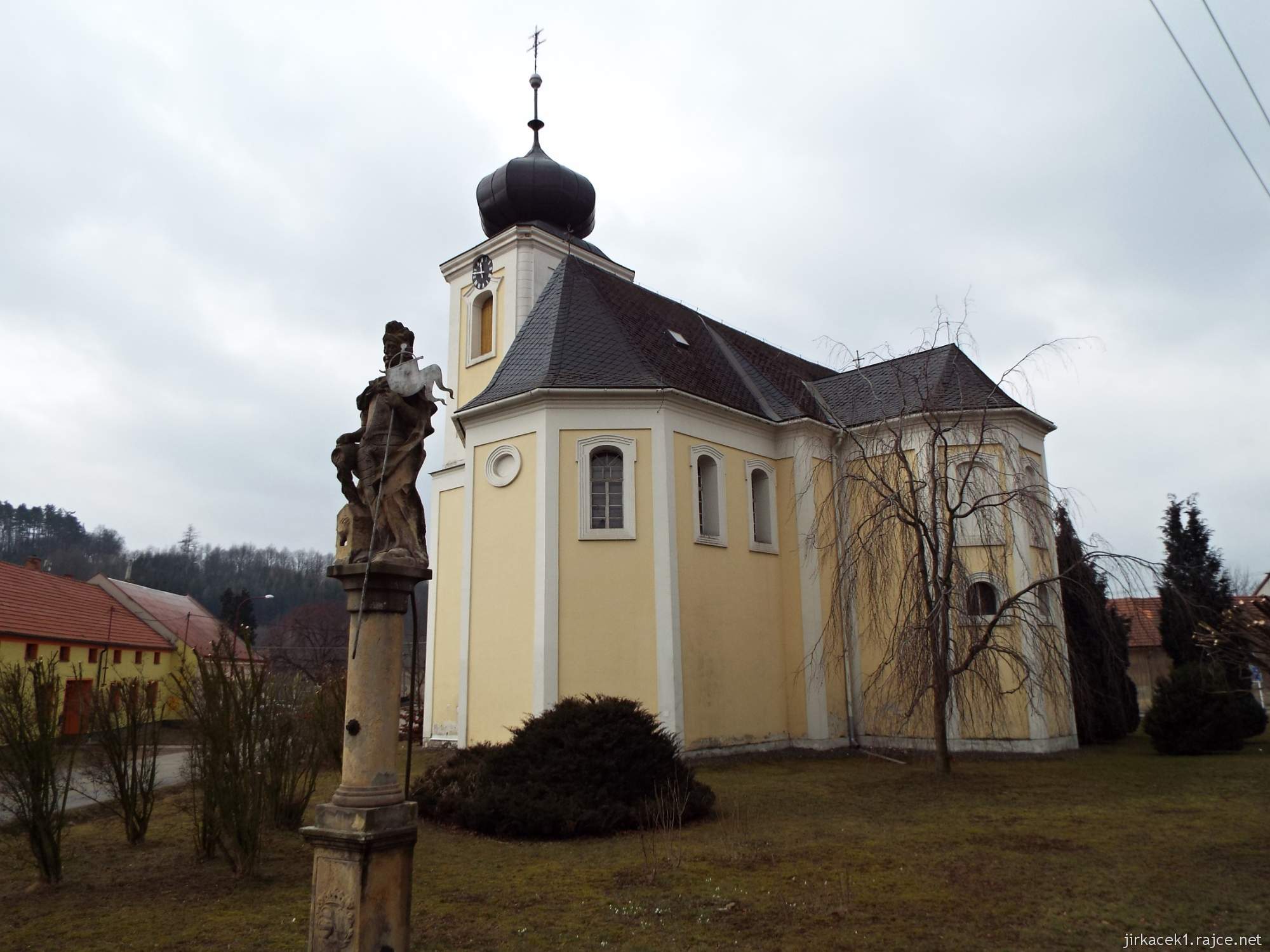 Jaroměřice u Jevíčka - kostel Všech Svatých - zadní pohled a socha sv. Floriána