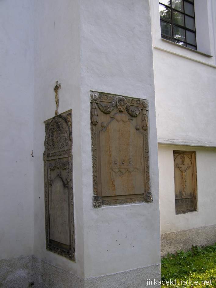 Mohelnice - kostel sv. Stanislava - náhrobky ve zdi