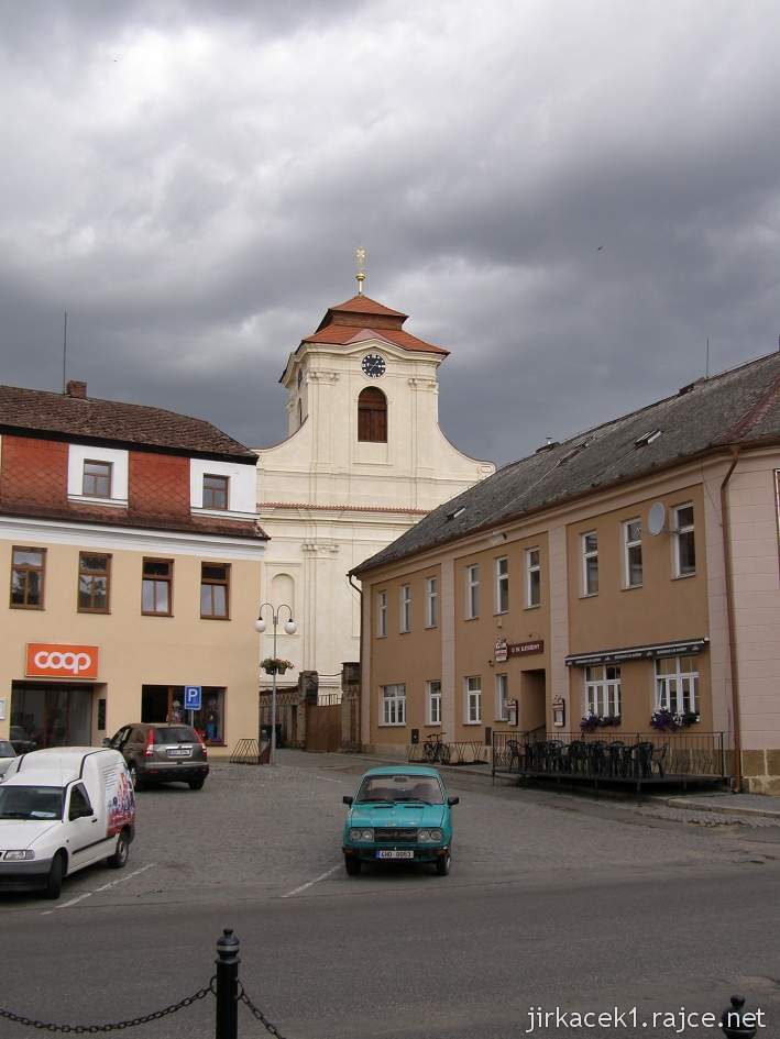 Dolní Bousov - kostel sv. Kateřiny - pohled z náměstí T.G. Masaryka