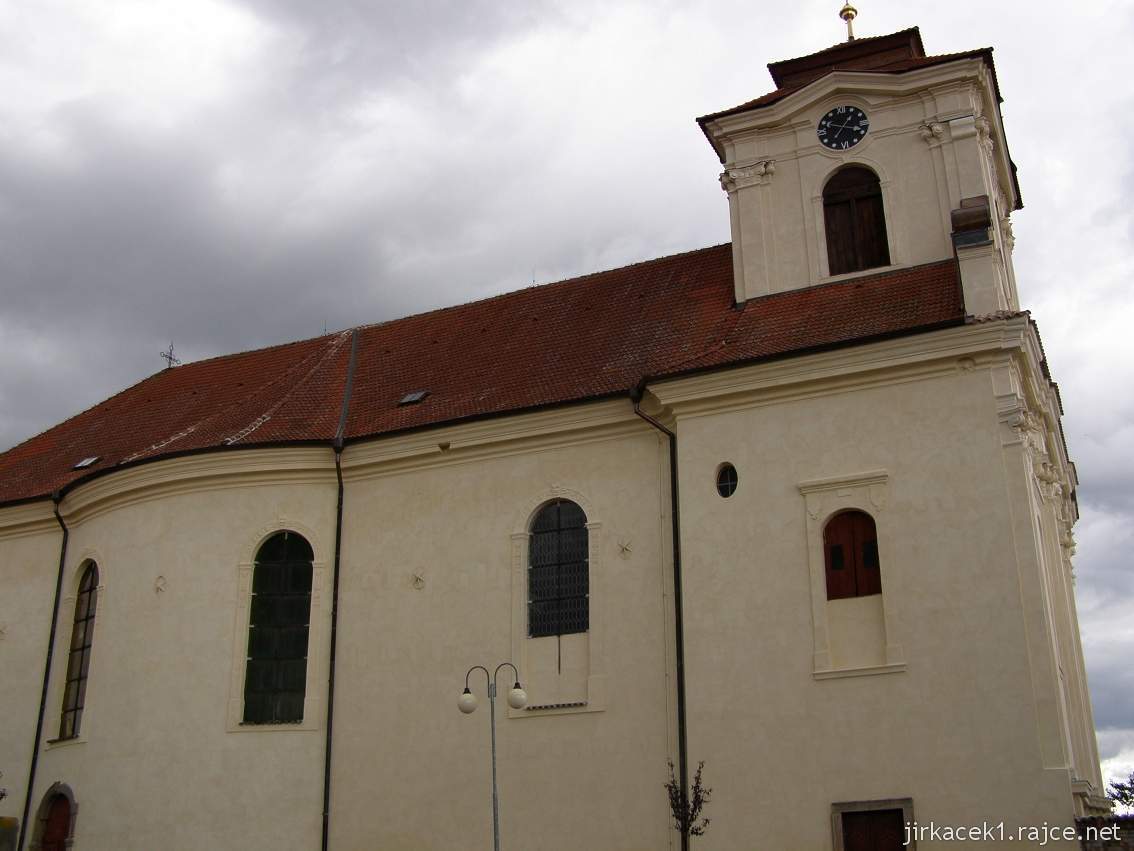 Dolní Bousov - kostel sv. Kateřiny - boční pohled