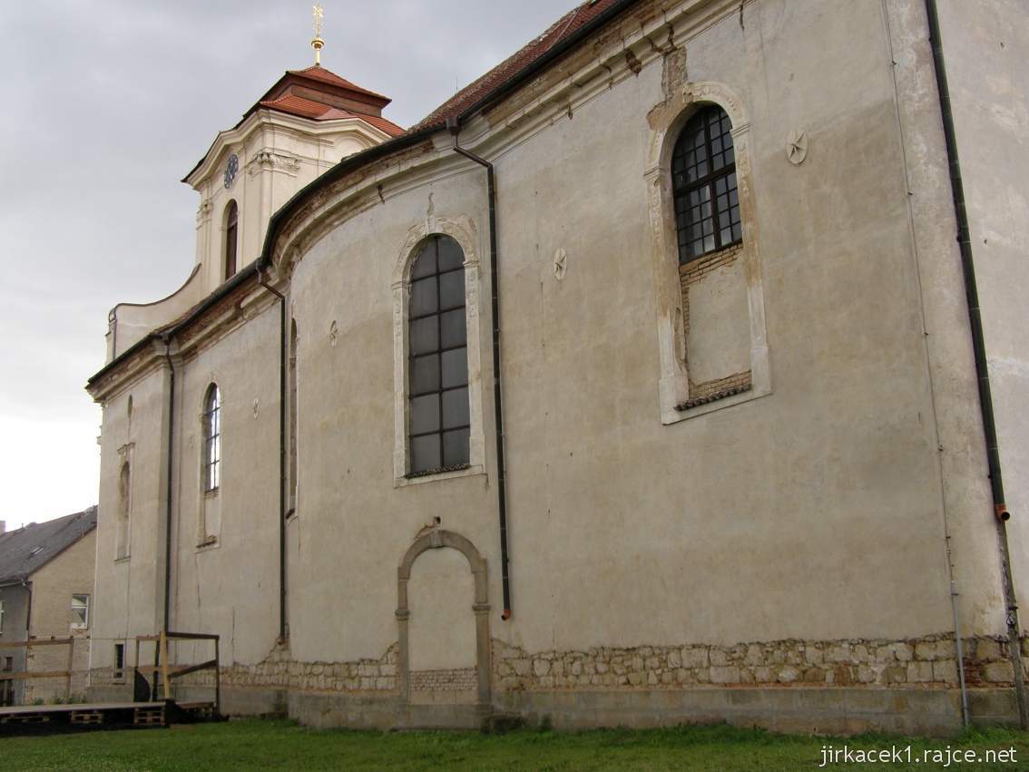 Dolní Bousov - kostel sv. Kateřiny - loď kostela