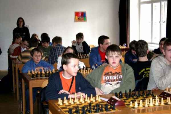 MČR škol (Olomouc, 9. - 10. 4. 2008) - Toto je dolní sál, kde jsou zadní šachovnice
V horním sále hráli ti lepší