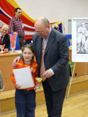 Turnaj kosmonautů (Praha, 1. 3. 2008) - Vladimír Remek předává Nele cenu za nejmladší účastnici