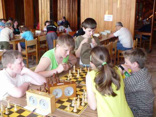 Šachové Zaječice (Seč, 30. 5. - 1. 6. 2008) - Volná partie
Já versus Štěpán
Přihlíží Vojta Laňka, David Pikal a Nela