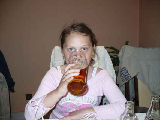 MČR družstev mladších žáků (Kyjov, 13. - 15. 6. 2008) - Nela pije taťkovo pivo