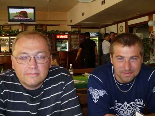 MČR družstev mladších žáků (Kyjov, 13. - 15. 6. 2008) - Radim Hataš a Pepa Zvára na pivě v hospodě
