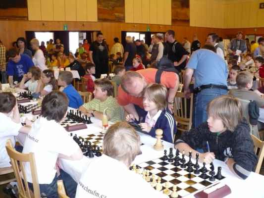MČR družstev mladších žáků (Kyjov, 13. - 15. 6. 2008) - Hrajeme na první šachovnici s Frýdkem-Místkem A
Prohrajeme 1,5-4,5