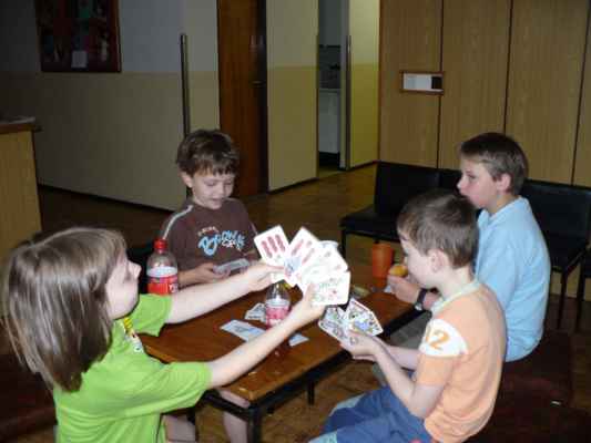 Krajský přebor mládeže (Sedlčany, 21. - 22. 6. 2008) - Hraji s Petrem, Matějem a Anežkou karty
