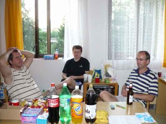 Krajský přebor mládeže (Sedlčany, 21. - 22. 6. 2008) - Pan Mejzlík, Maťa a Havelka v bufetu