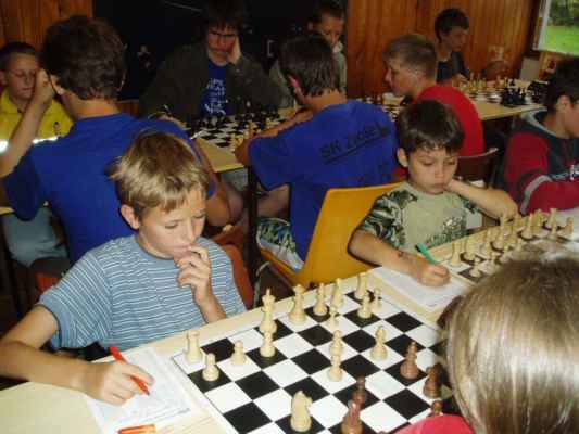 Šachový tábor (Růžená, 9. 8. - 16. 8. 2008) - V naší klubovně
Vpředu Ondra Máslo a Fanda Helebrand