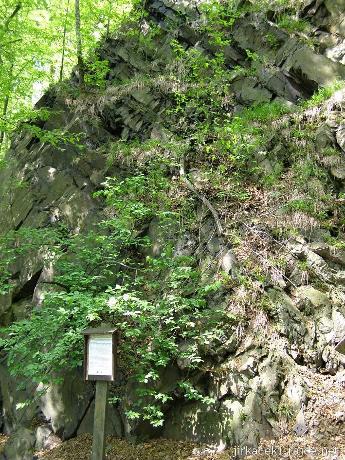 Žimrovická skála a informační tabulka