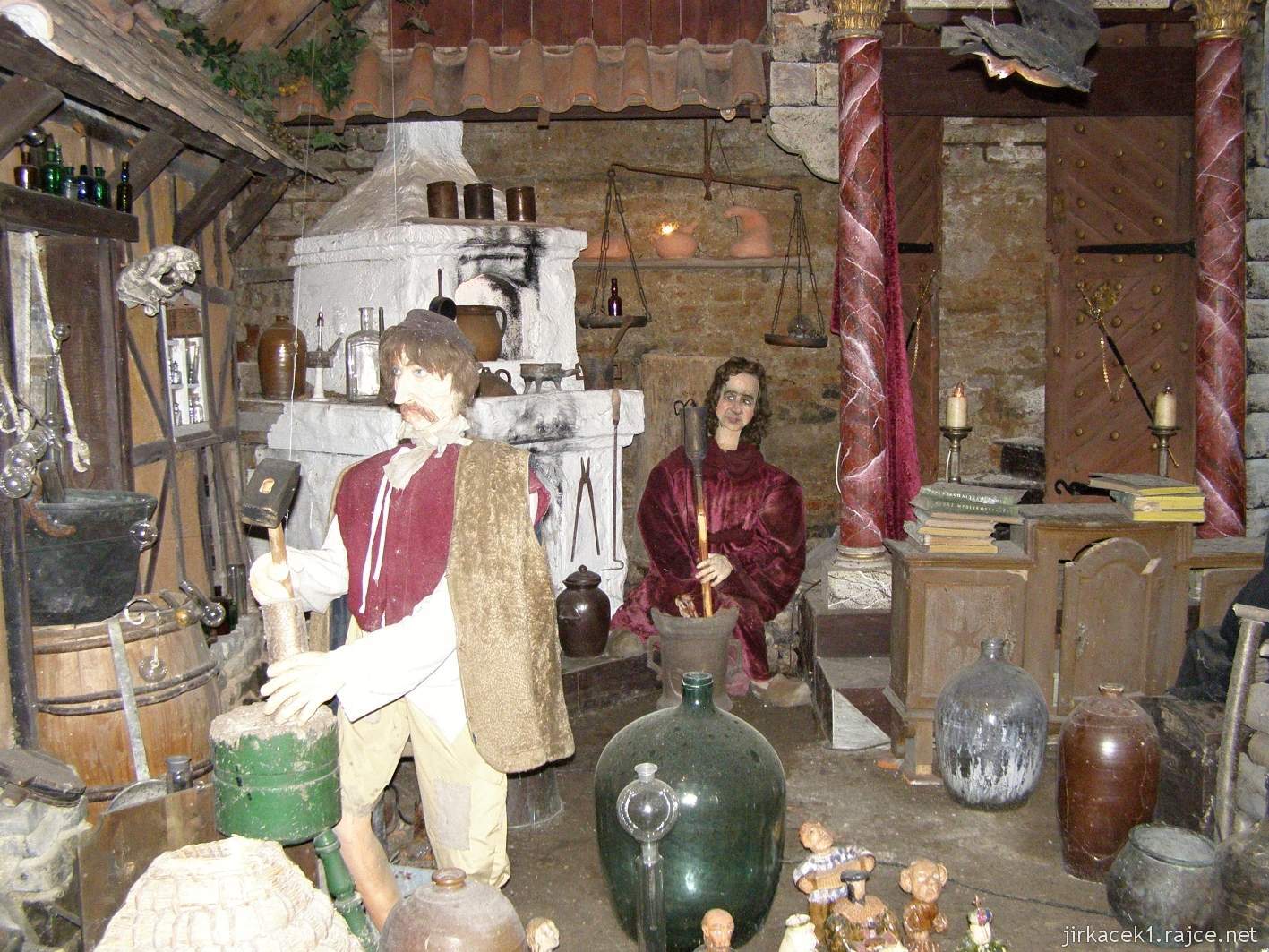muzeum betlémů Karlštejn 24 - expozice alchymistické dílny ve dvoře
