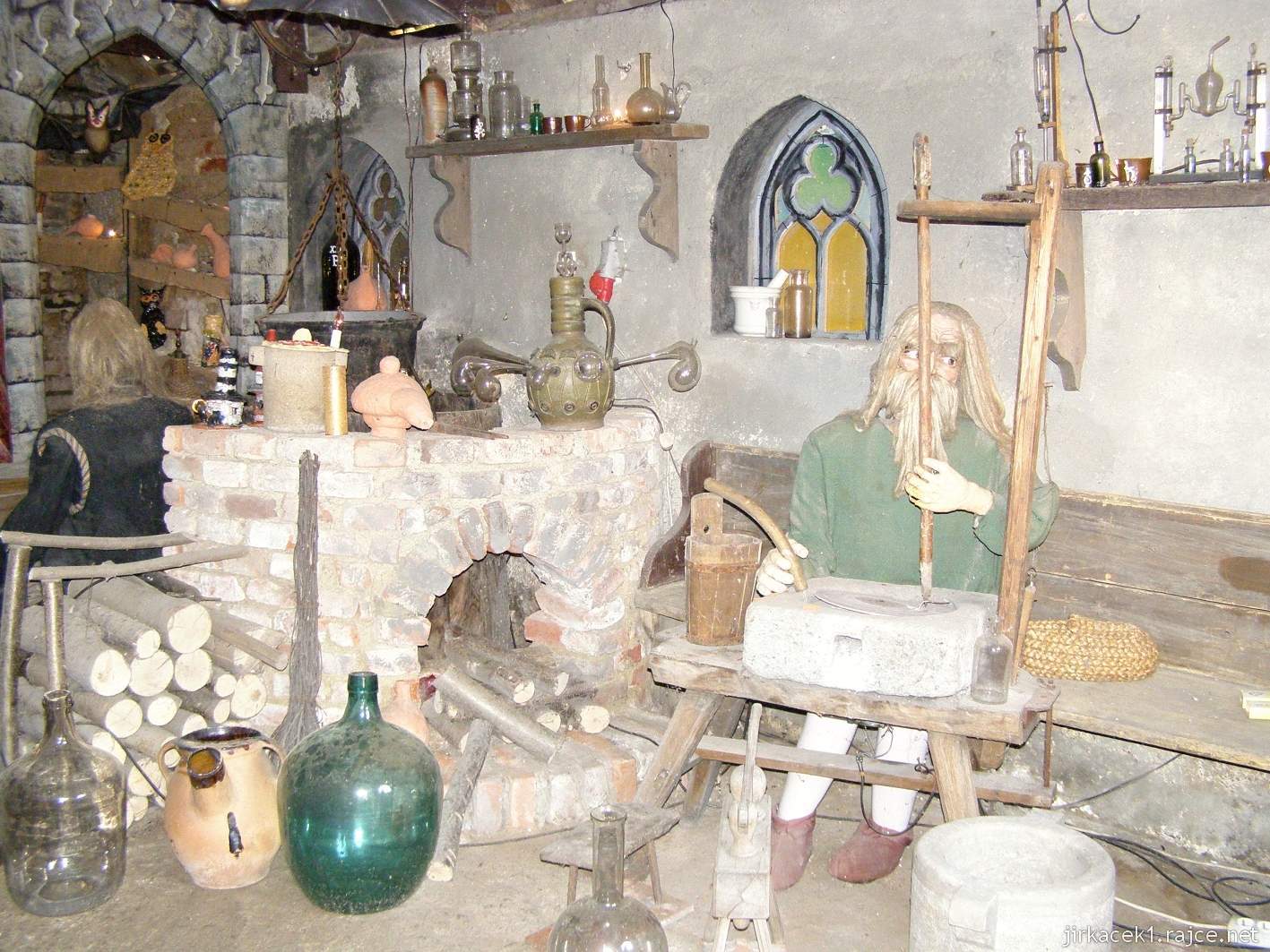 muzeum betlémů Karlštejn 25 - expozice alchymistické dílny ve dvoře