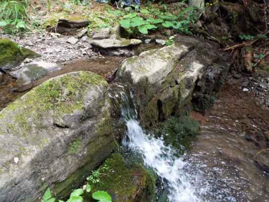 040 - cesta na rozhlednu Miloňová 21 - malé vodopády na potůčku