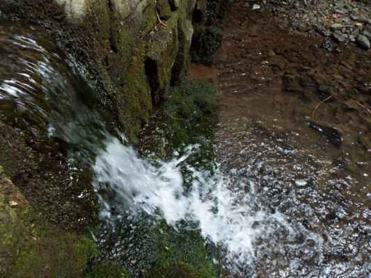 040 - cesta na rozhlednu Miloňová 23 - malé vodopády na potůčku