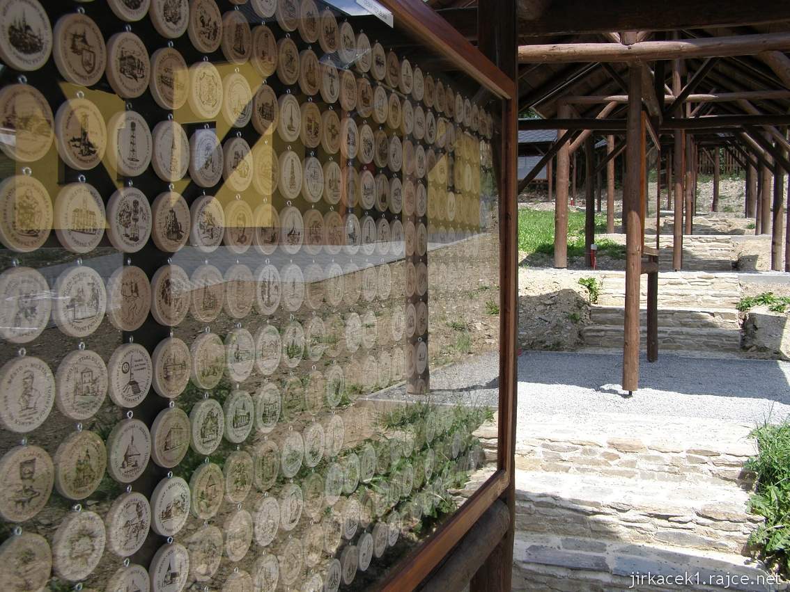 Janovice u Rýmařova - muzeum turistických známek - přístřešky s turistickými známkami